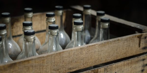 una-caja-con-botellas-de-bebidas-alcoholicas